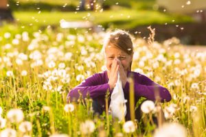 Frau allergische Reaktion auf Wiese